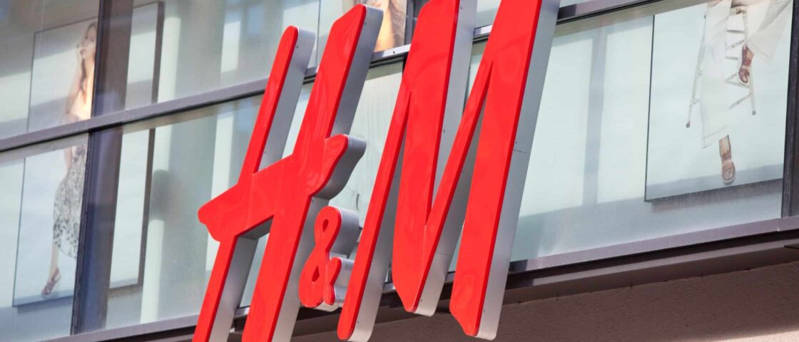 На фото логотип компанії H&M