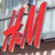 На фото логотип компанії H&M