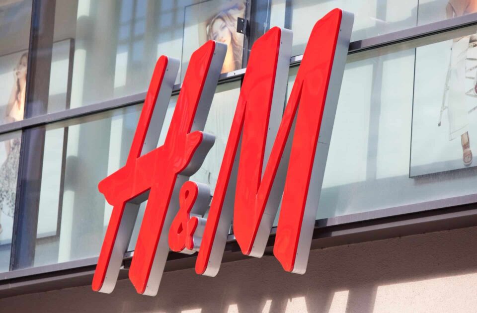 На фото логотип компанії H&M