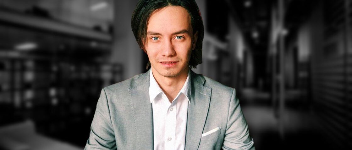 На фото керівник компанії Advin