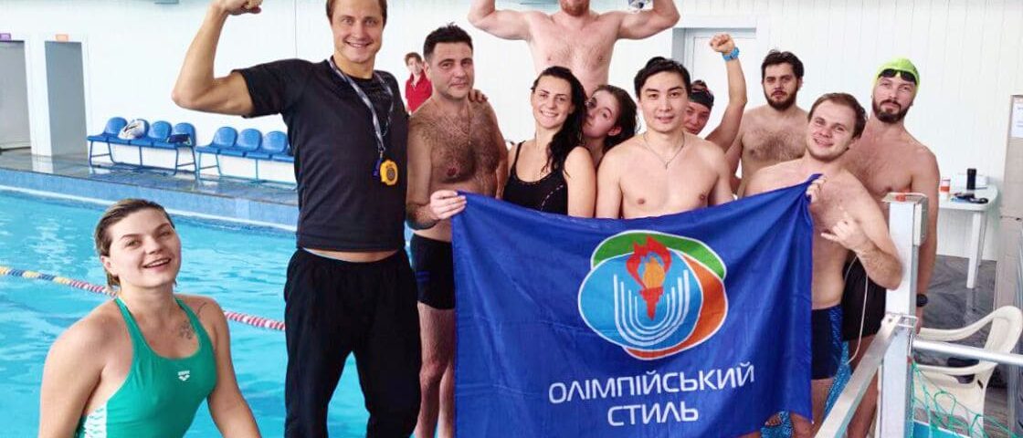 На фото тренер з плавання Андрій Ляшенко зі своєю командою