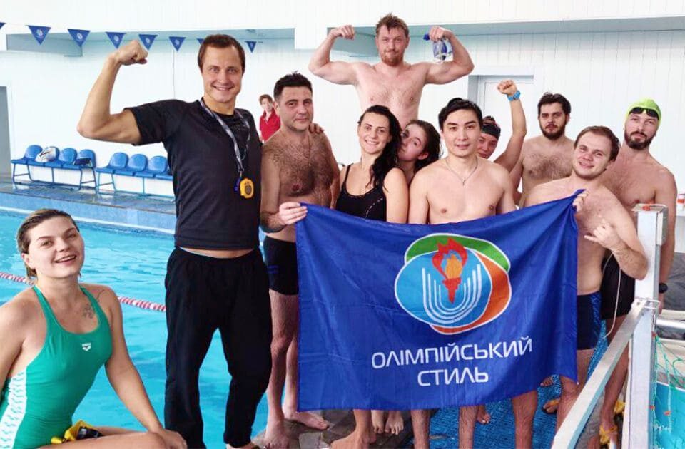 На фото тренер з плавання Андрій Ляшенко зі своєю командою