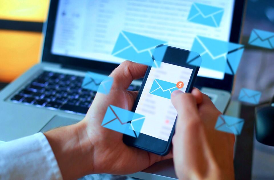 На фото зображення зі смартфоном