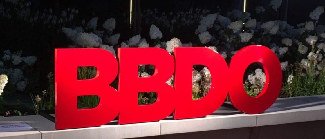 На фото логотип BBDO