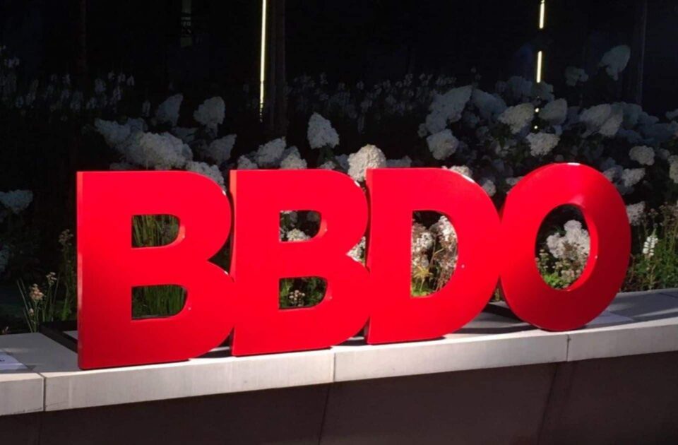 На фото логотип BBDO