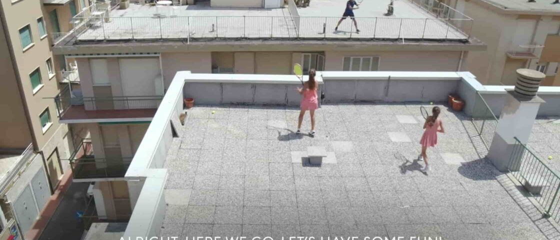 На фото стоп-кадр реклами про теніс на даху