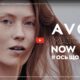 На зображенні жінка з реклами Avon