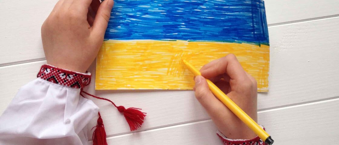 На фото дитячий малюнок з прапором України