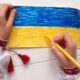 На фото дитячий малюнок з прапором України