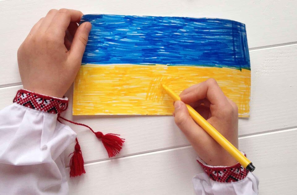 На фото дитячий малюнок з прапором України