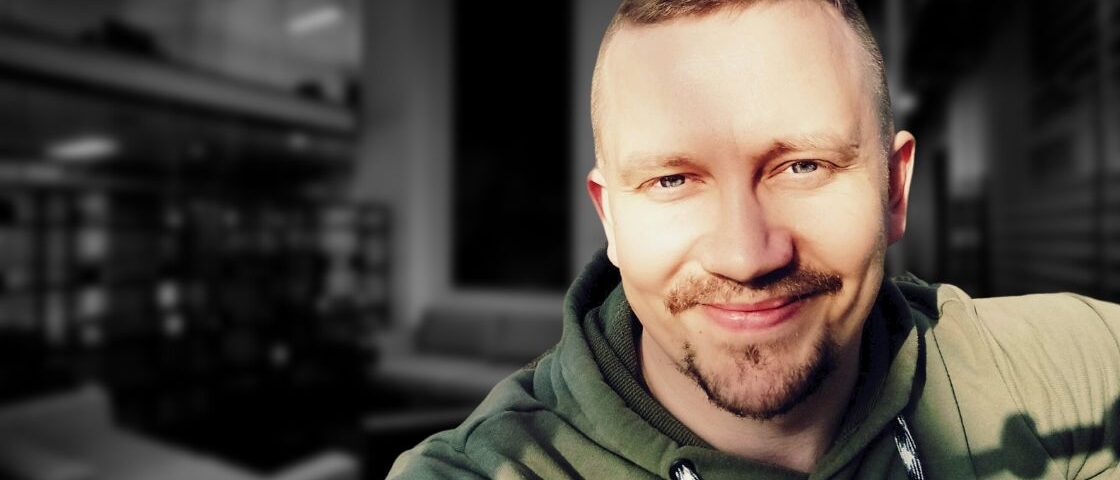 На фото Євген Нікітін — SEO-фахівець, фрилансера