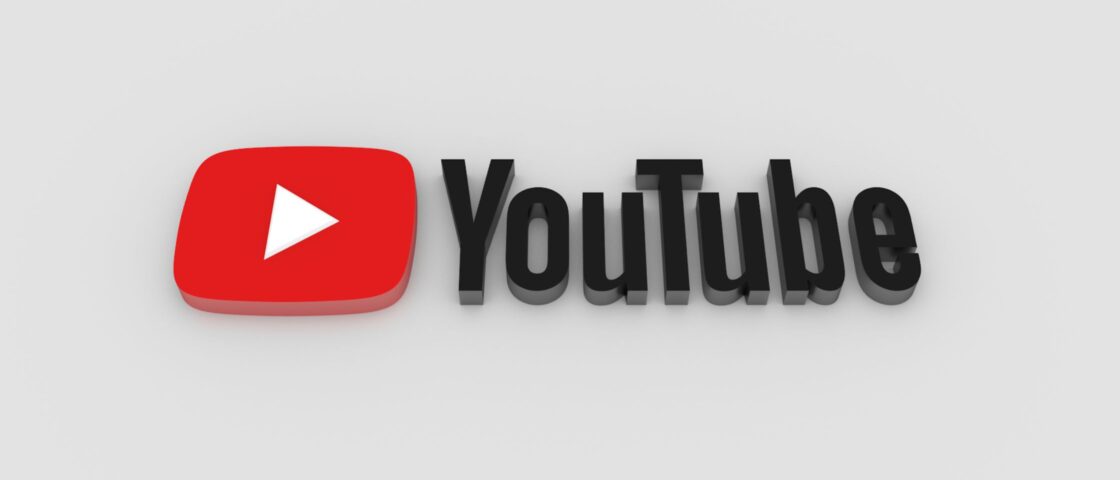 На зображенні логотип YouTube