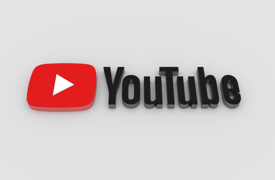 На зображенні логотип YouTube
