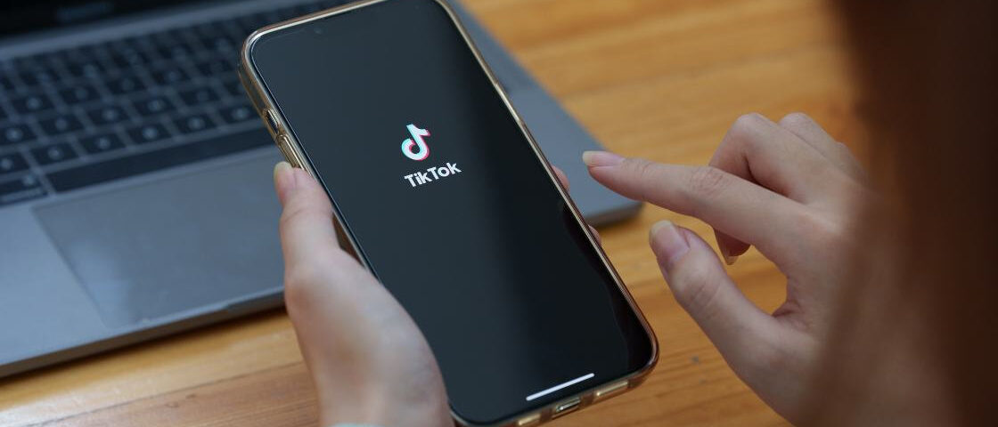 Зображення телефону з логотипом соцмережі TikTok