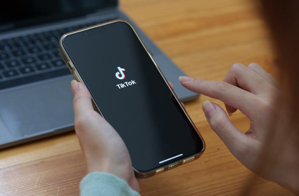 Зображення телефону з логотипом соцмережі TikTok